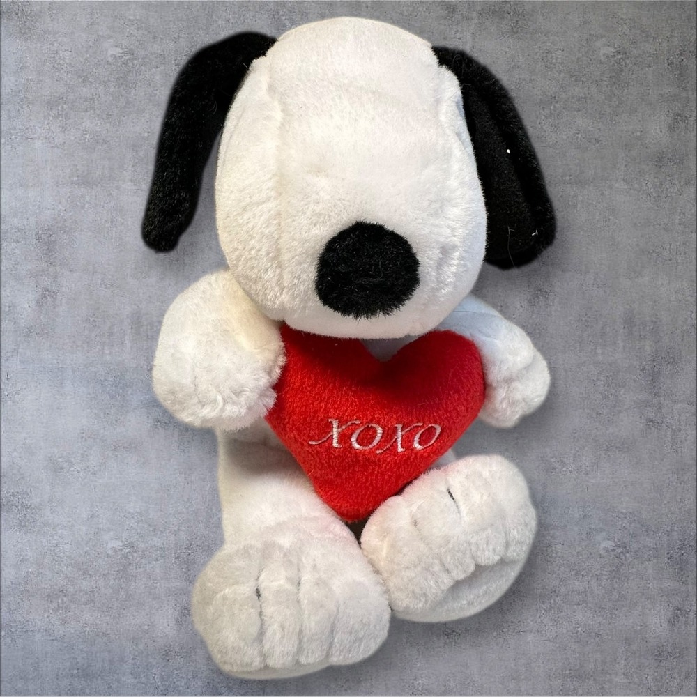 Hallmark Plush Snoopy Dog Holding Red Heart XOXO Valentine Stuffed Animal 6"